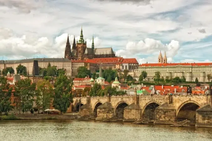 ¿Dónde alojarse en Praga? Los 5 mejores lugares para alojarse (+ zonas a evitar) 🇨🇿 24