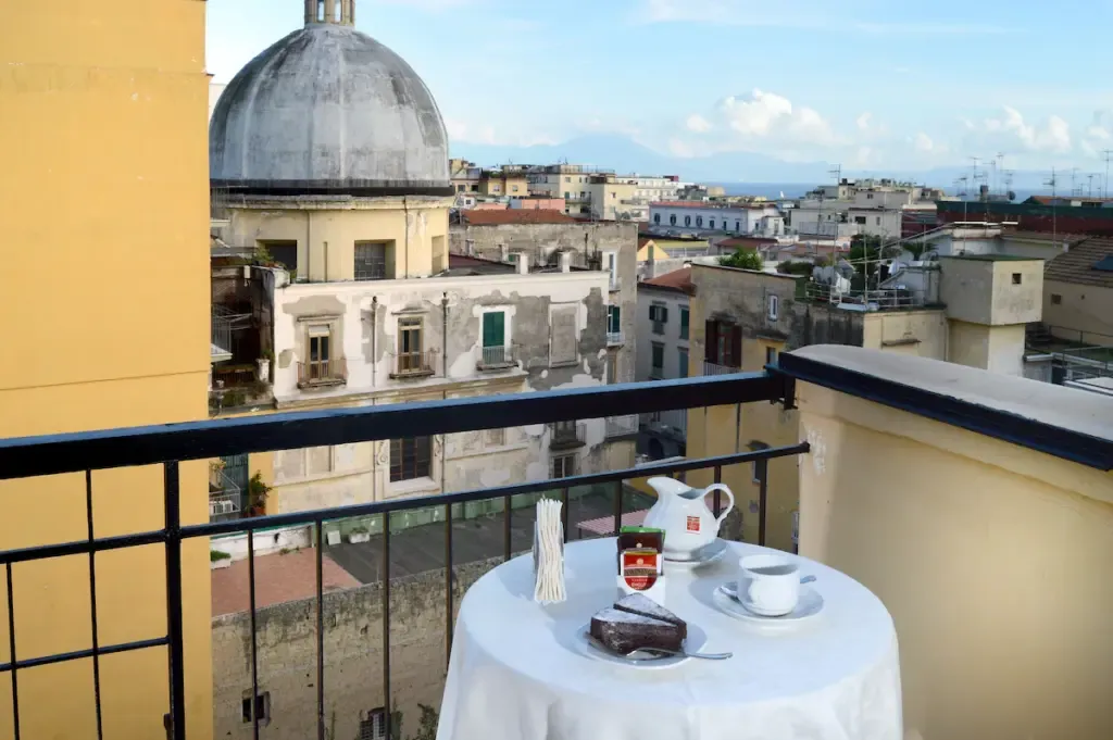 ¿Dónde alojarse en Nápoles? Las 4 mejores zonas y lugares para alojarse (+ ¡evitar!) 🇮🇹 2024, ¿Dónde alojarse en Nápoles? Las 4 mejores zonas y lugares para alojarse (+ ¡evitar!) 🇮🇹